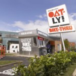 Oatly ouvre à Amsterdam le premier « Bike Thru » au monde, réservé aux cyclistes