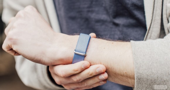 Le Google Fitbit Air // Source : Chloé Pertuis - Frandroid Le Google Fitbit Air // Source : Chloé Pertuis - Frandroid