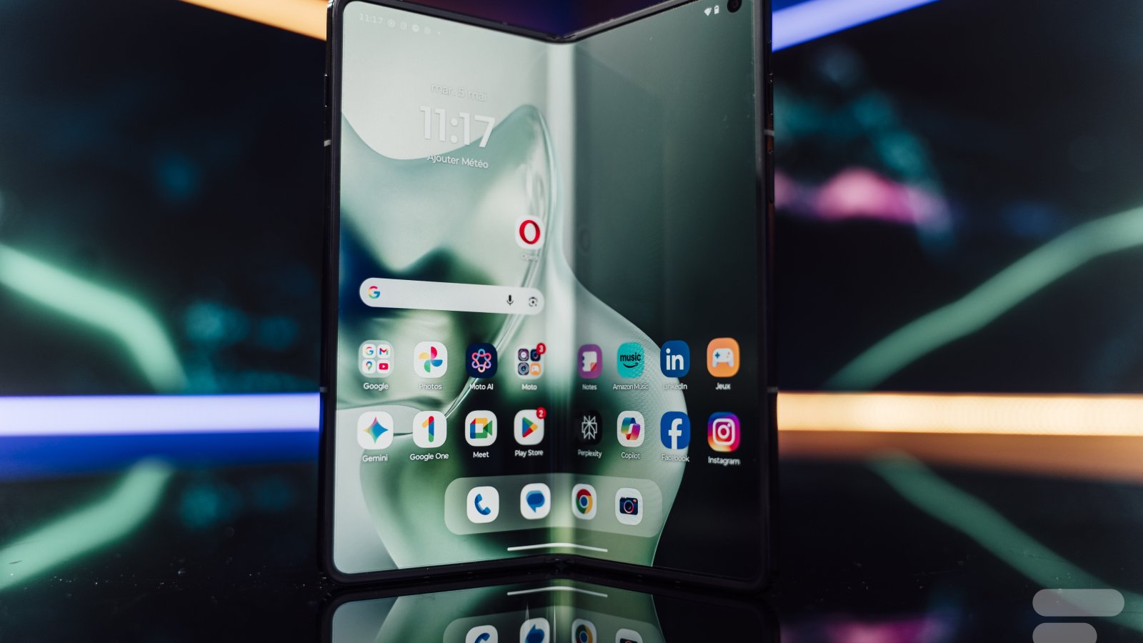 Test du Motorola Razr Fold : j’ai testé le premier pliable « livre » de la marque, il cache bien son jeu