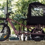 On a testé le Decathlon Longtail E-three 500 : le cargo électrique au rapport qualité-prix encore imbattable en 2026