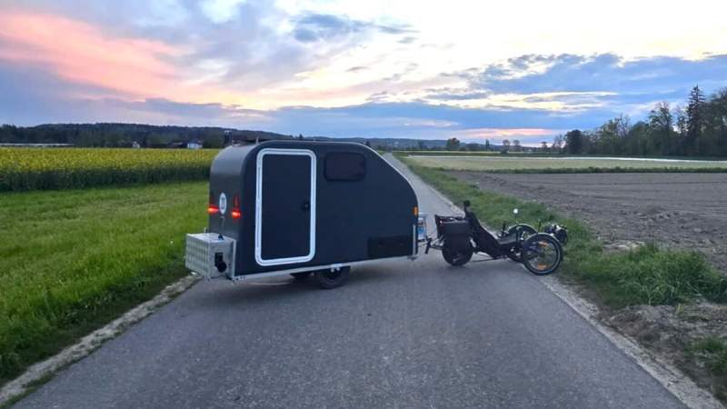 Fini la galère de la tente&nbsp;: cette incroyable mini-caravane pour vélo électrique va transformer vos vacances