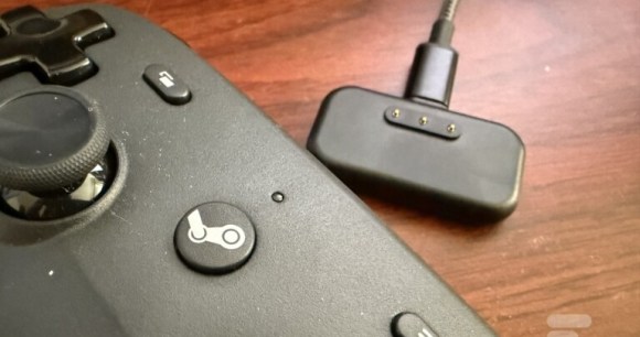 Le Steam Controller et son « puck » de recharge // Source : Cassim Montilla - Frandroid Le Steam Controller et son « puck » de recharge // Source : Cassim Montilla - Frandroid