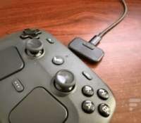 Le Steam Controller et son « puck » de recharge // Source : Cassim Montilla - Frandroid