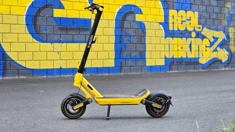 On a testé la Xiaomi Electric Scooter 6 Ultra, la trottinette électrique qui se prend pour la Xiaomi SU7 Ultra