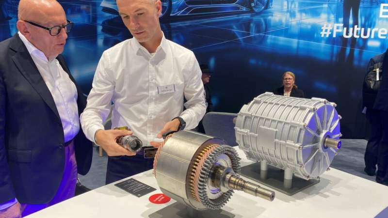 L’offensive de la Chine fait des ravages : ZF sauve ses moteurs électriques, mais vide ses usines