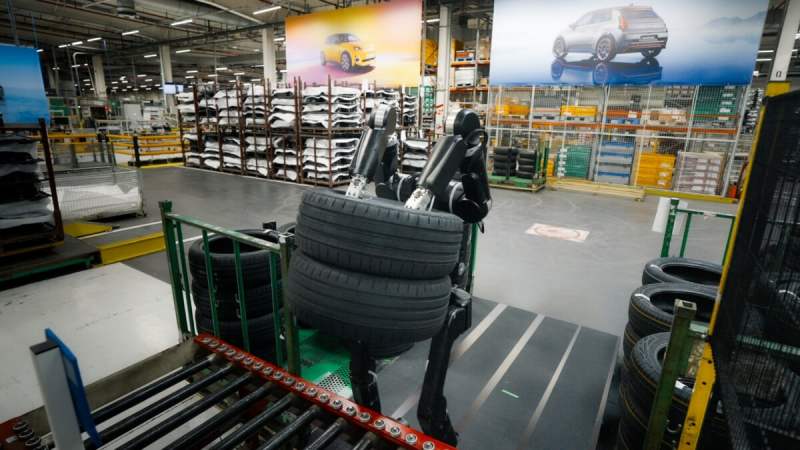 Renault : qui est « Calvin », ce robot qui vient d’arriver à l’usine de Douai pour la R5 électrique