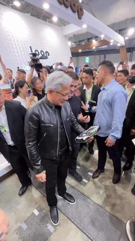 275K views &middot; 2.5K reactions ｜ 卡位成功！小編傳家寶！！ #Computex #黃仁勳 ｜ XFastest Media-0001