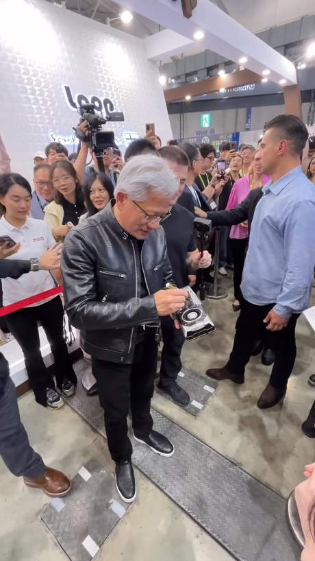275K views &middot; 2.5K reactions ｜ 卡位成功！小編傳家寶！！ #Computex #黃仁勳 ｜ XFastest Media-0002