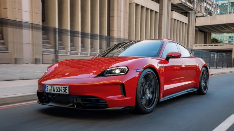 Compte-tours fictif, palettes et 8 vitesses virtuelles : la nouvelle Porsche électrique met le paquet pour se relancer