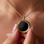 The Gem : une ancienne de Fitbit lance un pendentif qui mesure votre exposition aux UV