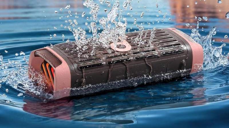 L’enceinte Bluetooth Soundcore Boom 3i flotte, résiste à l’eau salée et fait couler son prix (-54 %)