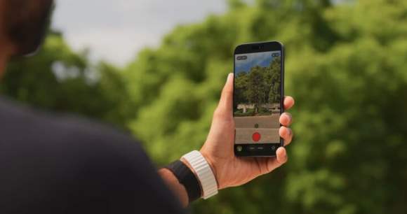 L'iPhone 17 Pro Max prêt à filmer. // Source : MrWhoseTheBoss