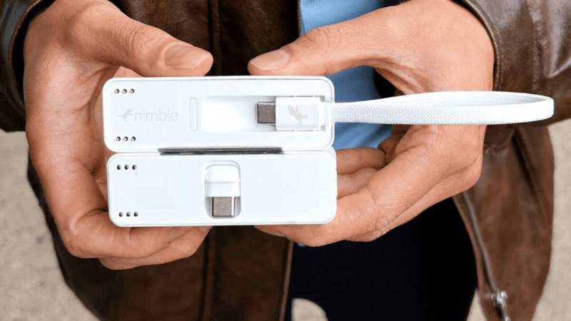 Maligne, cette batterie externe se scinde littéralement en deux pour être partagée avec un copain