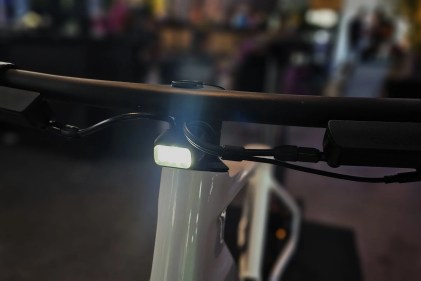 Canyon Roadlite ON CF éclairage avant