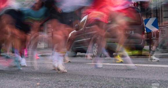 Des coureurs sur le marathon de Paris 2026 // Source : Geoffroy Husson - Frandroid Des coureurs sur le marathon de Paris 2026 // Source : Geoffroy Husson - Frandroid