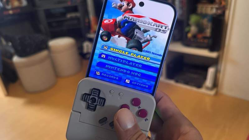 Que vaut cette manette GameBoy en promo à 30&nbsp;€ qui se greffe au smartphone&nbsp;?