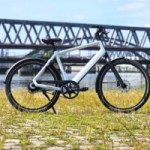 Épuré et abordable, ce vélo électrique est l’un des premiers à accueillir le nouveau moteur arrière Bosch