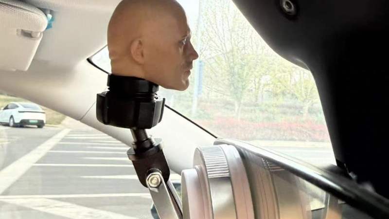 Des fausses têtes pour tromper la surveillance des Tesla : l’astuce idiote qui cartonne en Chine