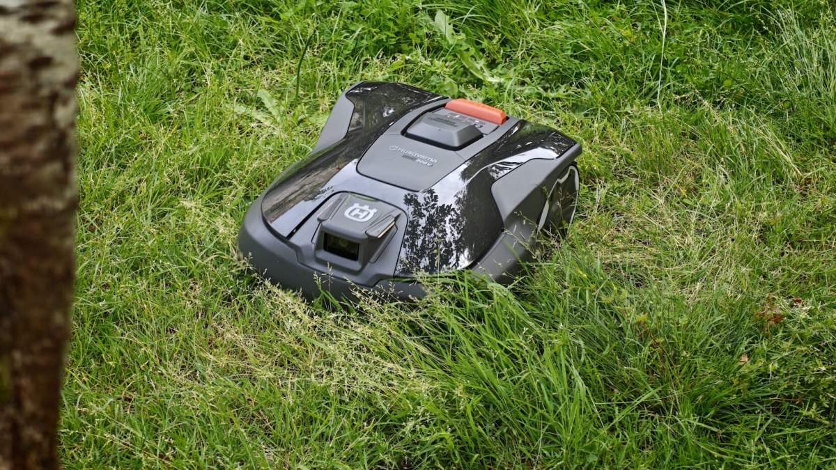 Test du Husqvarna Automower 308V : un robot tondeuse européen à vision IA