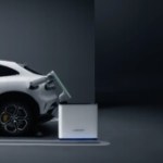 Plus besoin de brancher sa voiture électrique : ce bras robotisé Xiaomi le fait à votre place