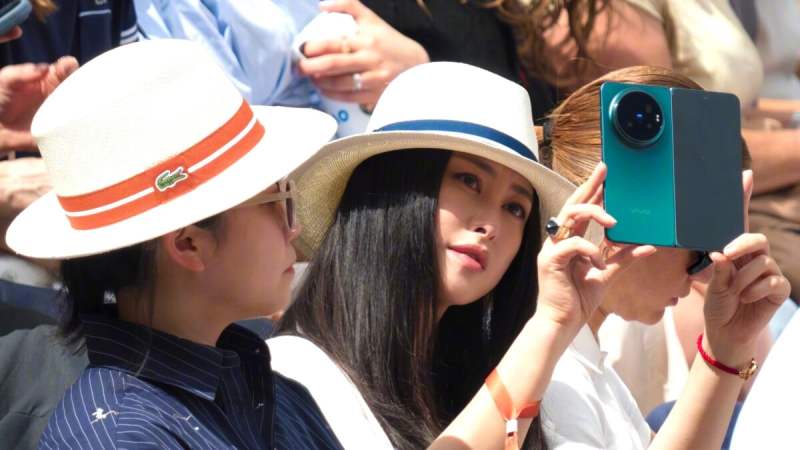 Vivo a glissé son futur pliable dans les tribunes de Roland-Garros, et sa caméra Zeiss vise très haut
