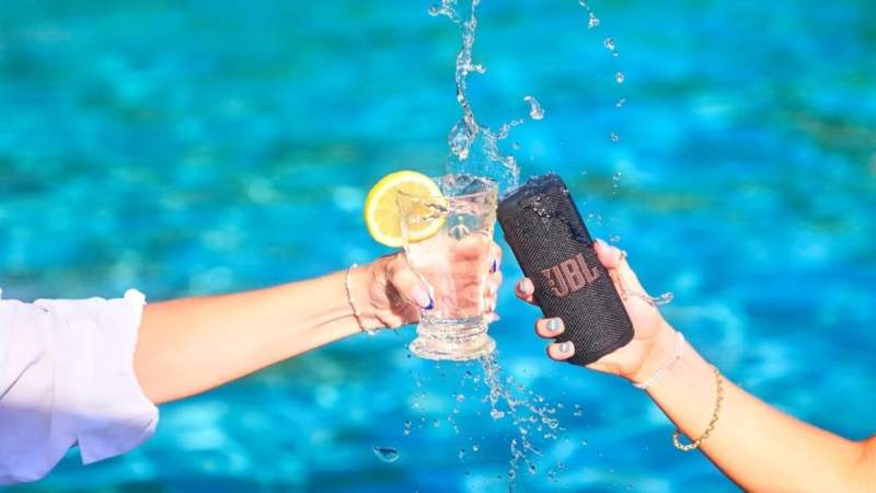 JBL Grip&nbsp;: cette enceinte Bluetooth compacte parfaite pour lancer vos playlists à la piscine coûte moins de 78&nbsp;€