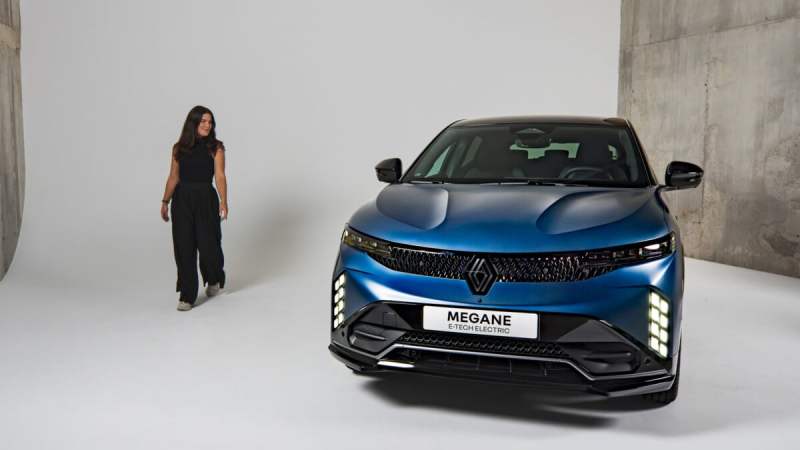 On est monté à bord de la nouvelle Renault Mégane E-Tech : un nouveau look et une recharge plus rapide, mais tout n’est pas parfait