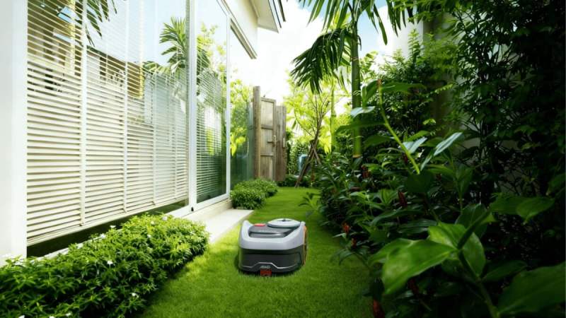 Ce robot tondeuse Navimow pour les jardins de 800m² profite d’une traction intégrale pour négocier les pentes les plus ardues