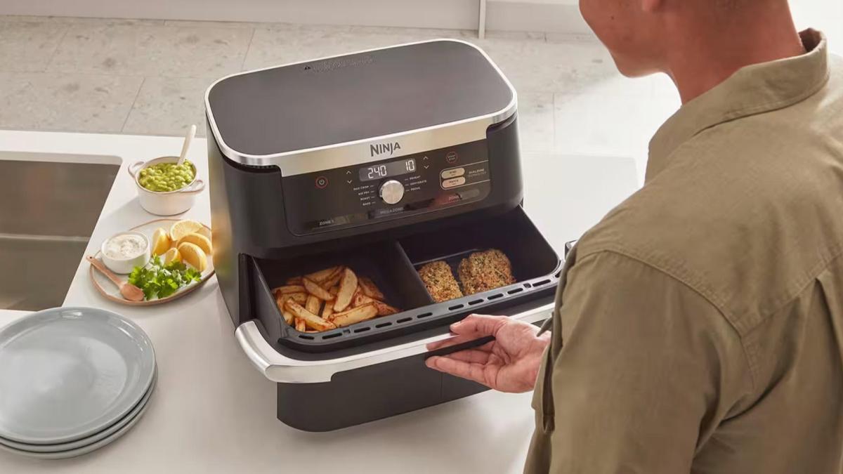 Image Il cuit deux plats différents en même temps pour 8 personnes : cet air fryer Ninja chute sous les 170 € (mais ça ne va pas durer)