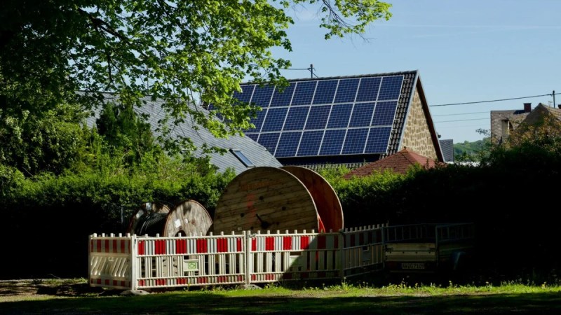 Tarification dynamique de l’électricité : ce qui va changer de force pour les propriétaires de panneaux solaires suisses