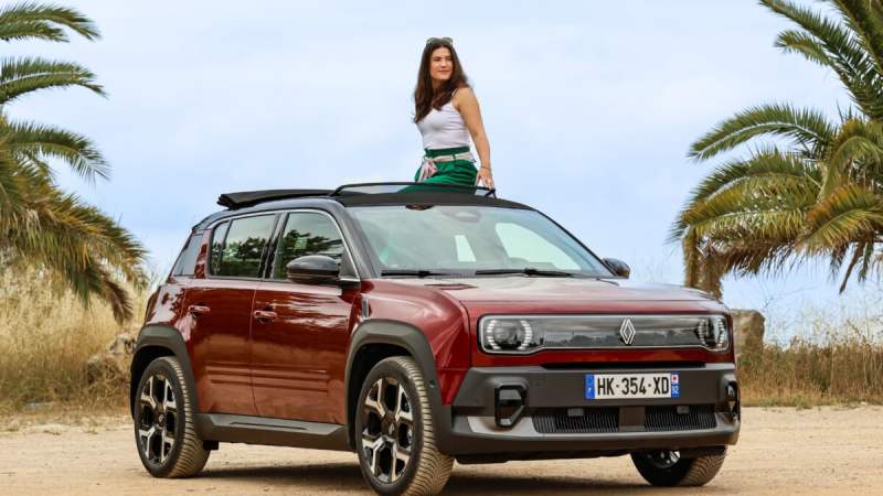 On a testé la Renault 4 E-Tech Plein Sud : le petit SUV électrique s’offre un grand toit en toile, mais à quel prix ?
