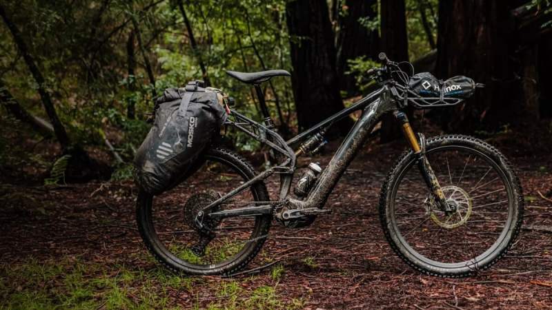 Qui a dit que les VTT électriques n&rsquo;étaient pas taillés pour le bikepacking&nbsp;? Voici l&rsquo;ultra polyvalent Specialized Levo 4 X