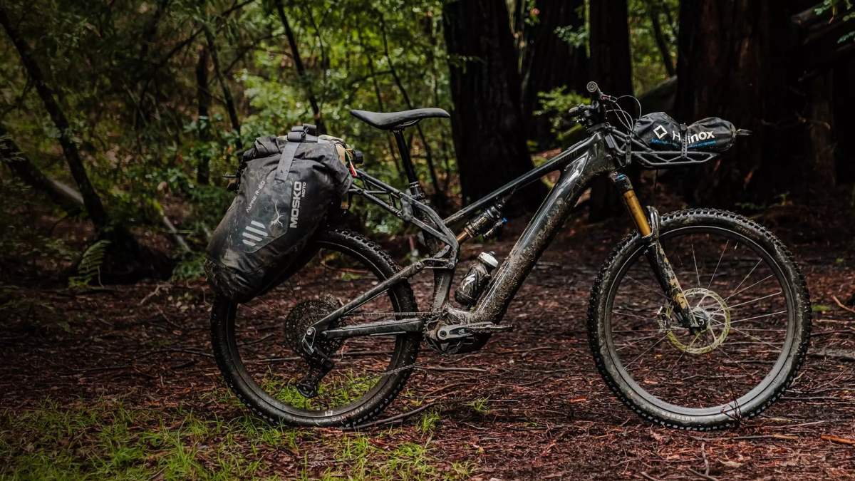 Image Qui a dit que les VTT électriques n’étaient pas taillés pour le bikepacking ? Voici l’ultra polyvalent Specialized Levo 4 X