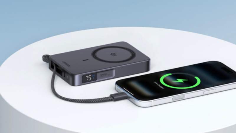 Cette batterie externe magnétique Ugreen (Qi2 25W) qui peut recharger trois appareils s’allège de 30 €