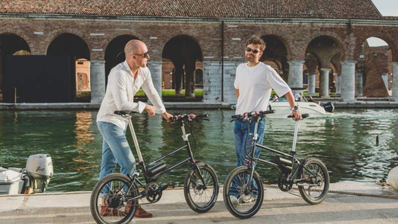Voici le premier vélo pliant électrique équipé du moteur arrière de Bosch : 16,5 kg et une version urbaine