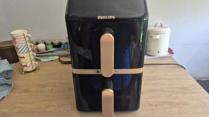 Nous avons testé l’Air Fryer Philips Vertical Duo Serie 4000 : le double panier pratique mais peu discret