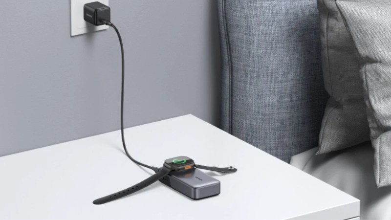 Cette batterie externe 10 000 mAh cache un chargeur Apple Watch intégré, et son prix baisse pile au bon moment pour les vacances