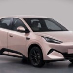 BYD métamorphose la moins chère de ses voitures électriques : la Seagull s’allonge et devient plus puissante