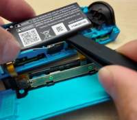 Tutoriel officiel pour changer la batterie d'un Joy-Con de Switch. // Source : Nintendo Tutoriel officiel pour changer la batterie d'un Joy-Con de Switch. // Source : Nintendo