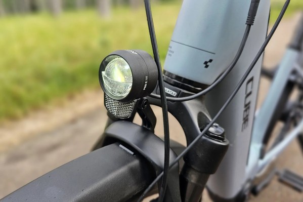 Cube Supreme Hybrid éclairage avant (2)