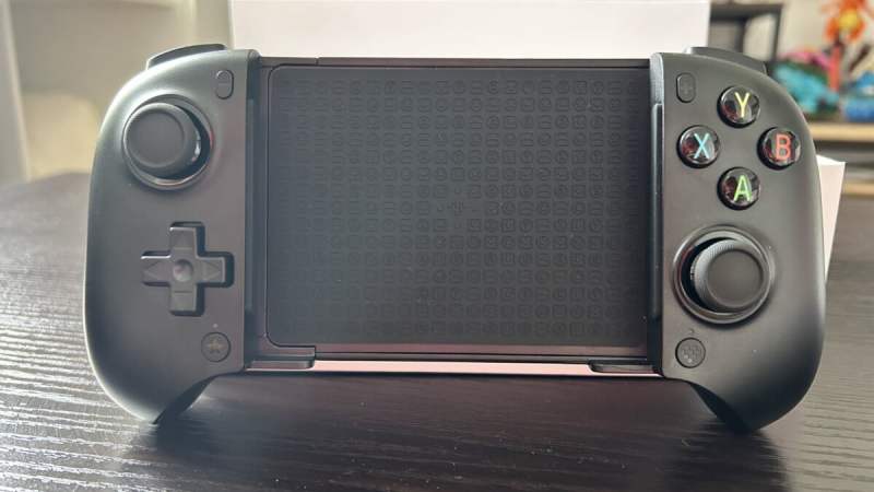 J’ai testé la 8BitDo Ultimate Mobile, une bonne manette pas chère pour smartphone, mais rapidement éclipsée par la version à cinq euros de plus