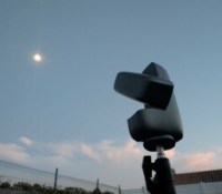 Le Dwarf Mini posé sur un trépid, visant la Lune // Source : Frandroid. Le Dwarf Mini posé sur un trépid, visant la Lune // Source : Frandroid.