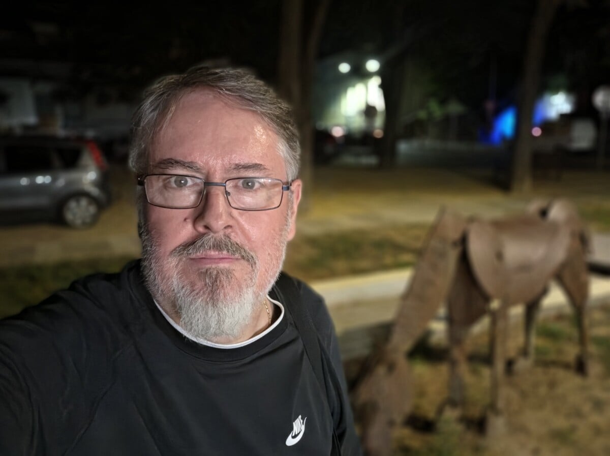 Flip 8 – Selfie Portrait Nuit (2) Flip 8 – Selfie Portrait Nuit (2)