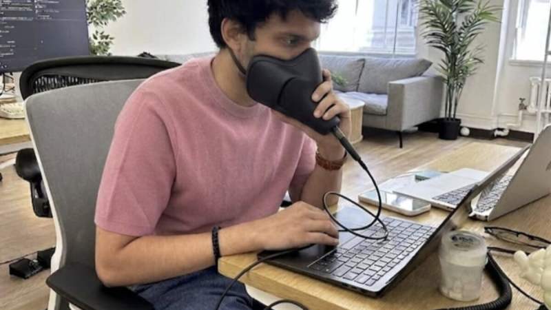 Parler à l’IA au bureau crée un tel brouhaha que le masque antibruit fait son apparition