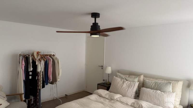 J’ai installé un ventilateur au plafond en pleine canicule&nbsp;: je peux enfin dormir sans la clim (ou presque)