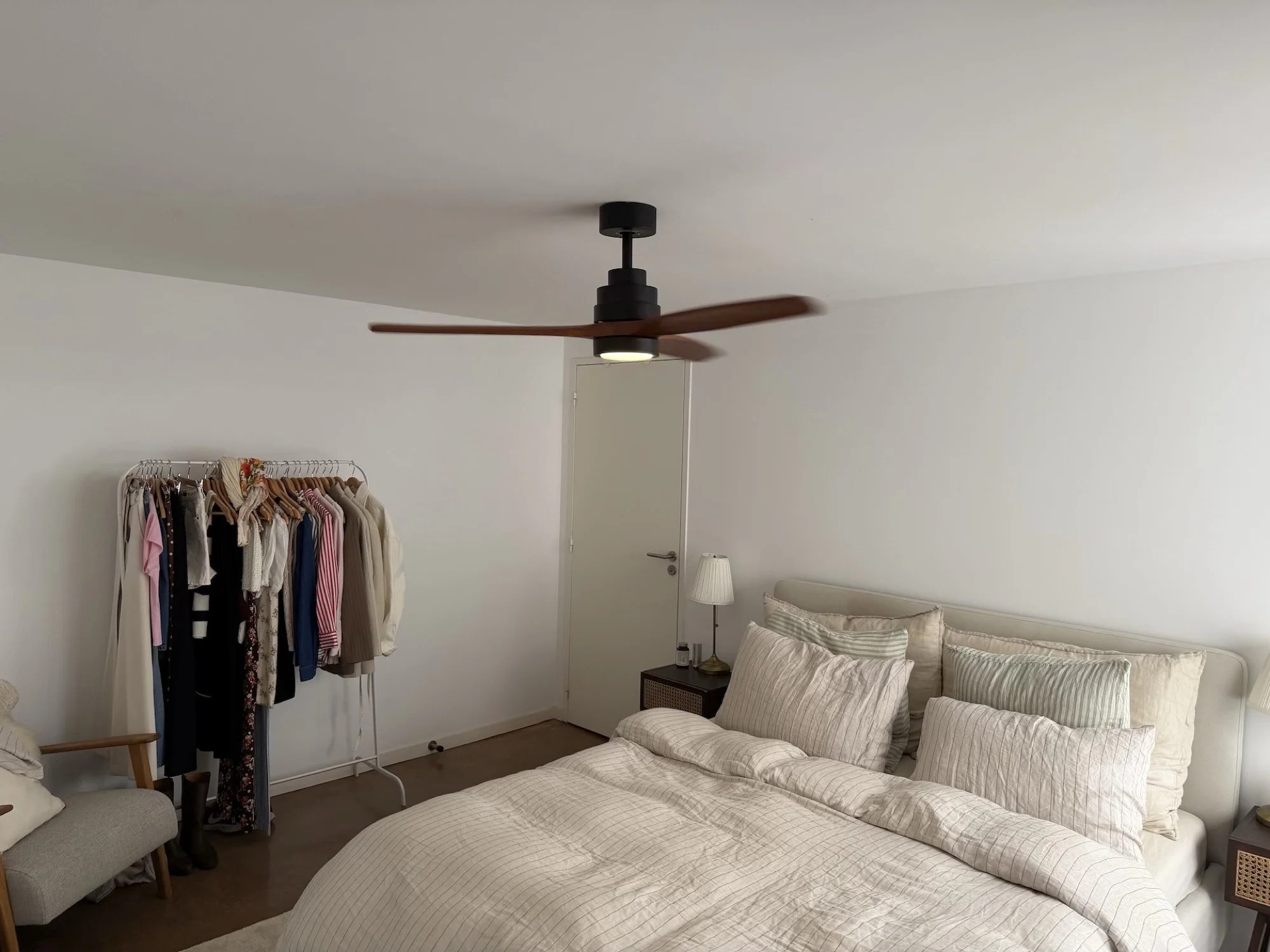J’ai installé un ventilateur au plafond en pleine canicule : je peux enfin dormir sans la clim (ou presque)