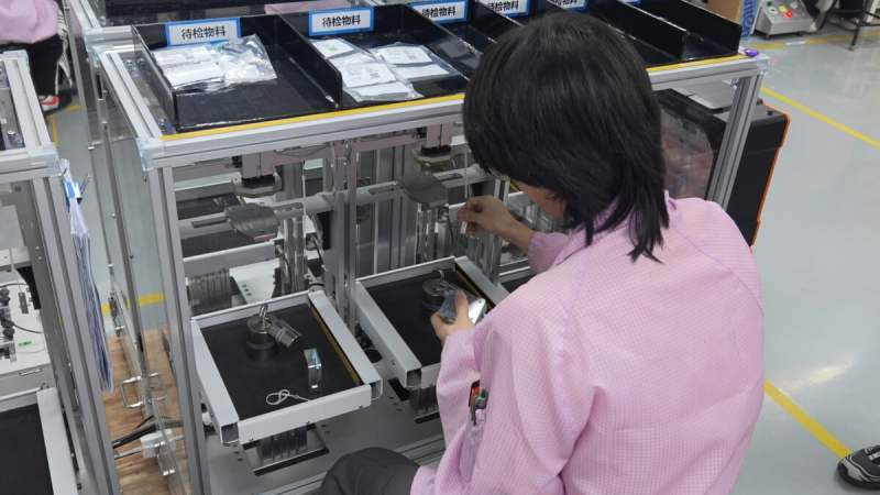 Reportage dans les usines de Shokz en Chine : silicone maison, tortures méthodiques et cartographie mondiale des oreilles