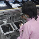 Reportage dans les usines de Shokz en Chine : silicone maison, tortures méthodiques et cartographie mondiale des oreilles