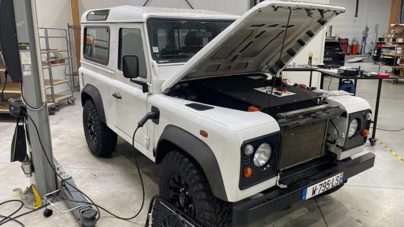 Transformer un Land Rover Defender en voiture électrique : l’entreprise française REV Mobilities cherche des financements auprès des particuliers
