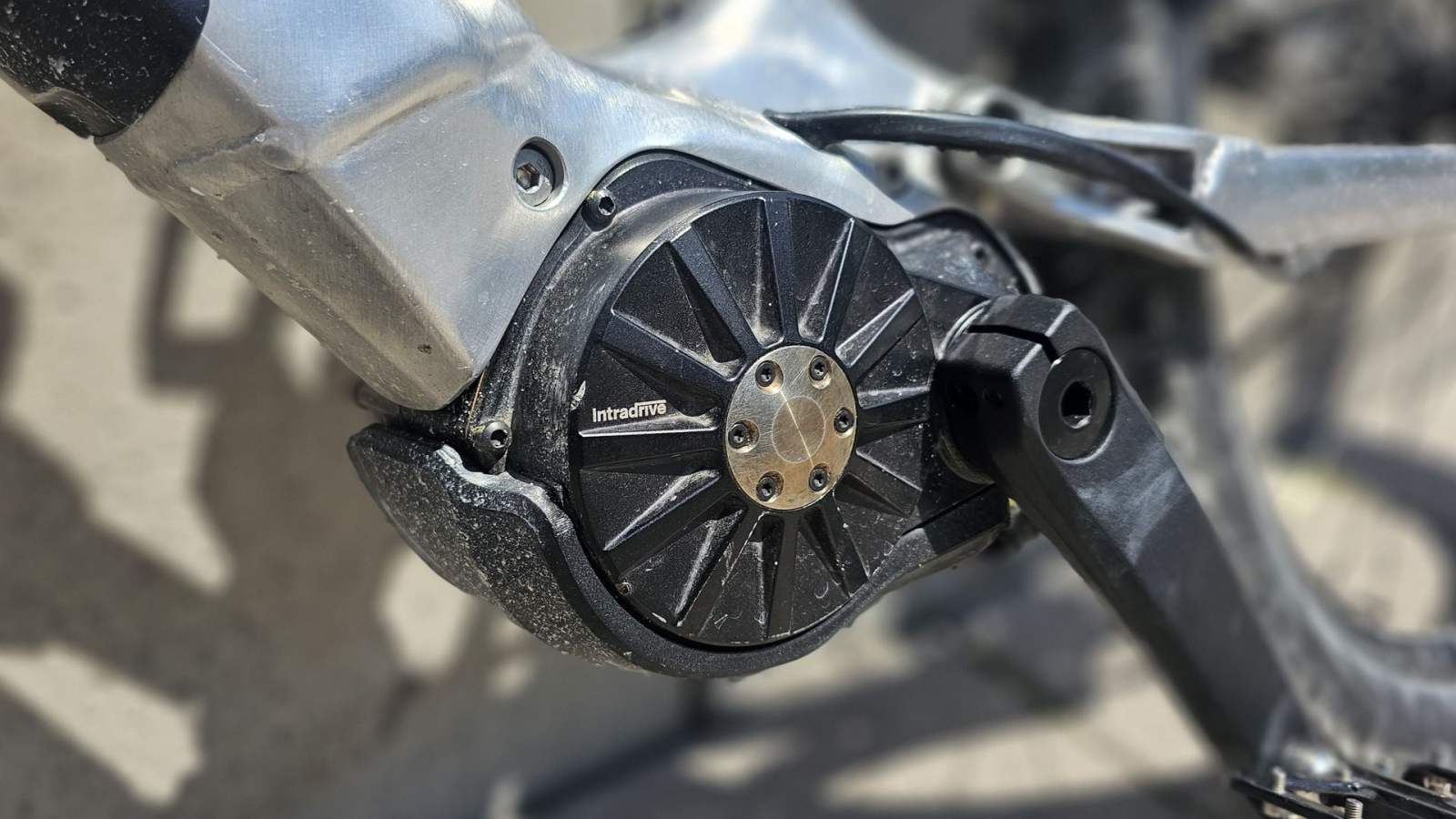 On a essayé le moteur à boîte semi-automatique Intradrive GD8 : un moteur parfait pour les VTT électriques ?